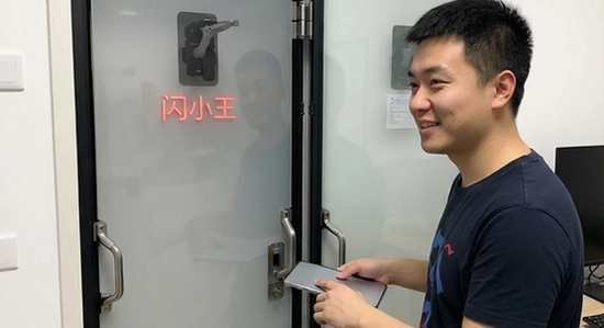 背考王小四门安装后闪退怎么办