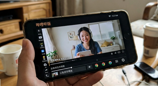 哔哩哔哩兼容版在旧款安卓手机上流畅播放视频的场景图